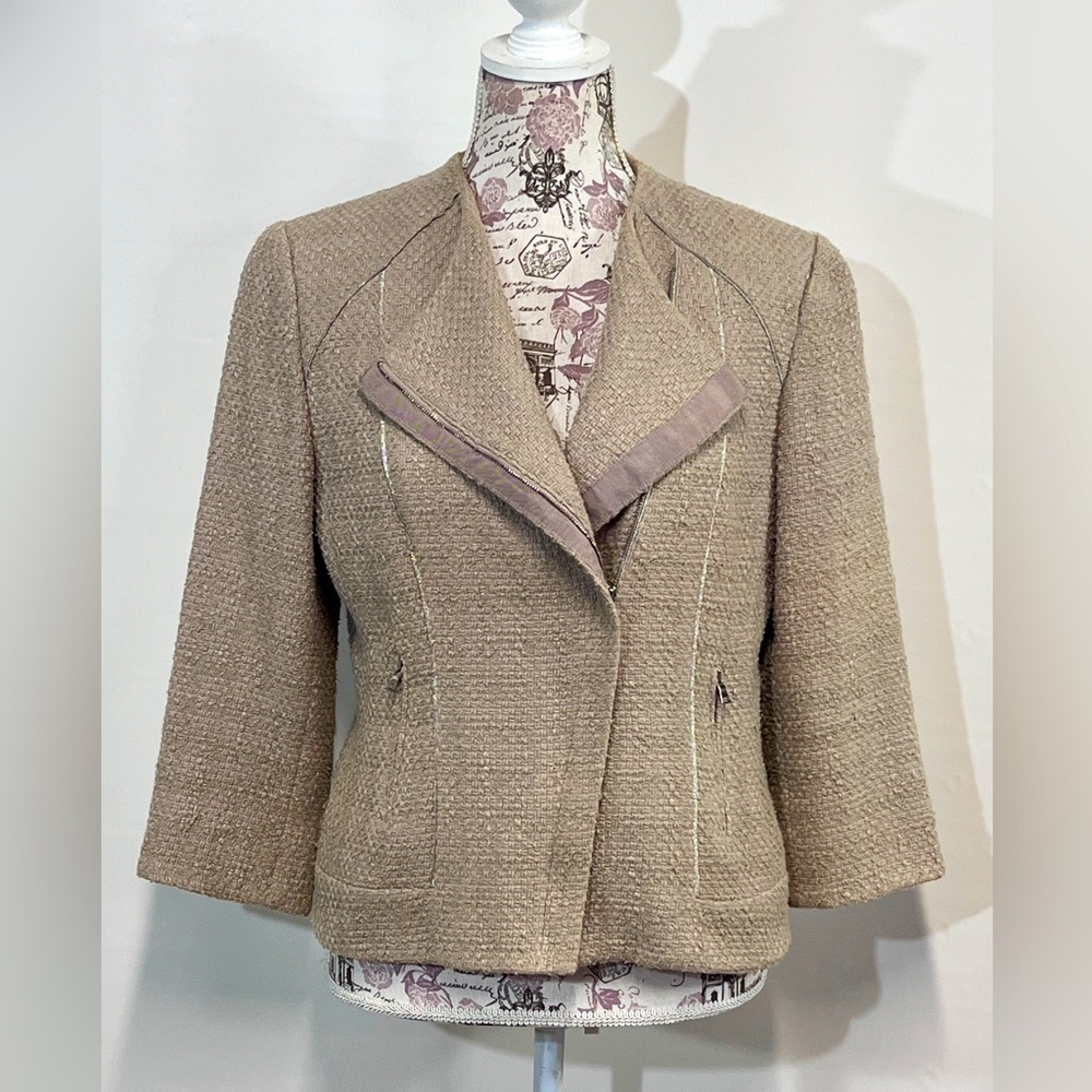 TAHARI Taupe tweed crop blazer size 6.
